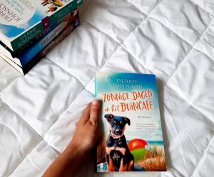 Zonnige dagen in het Duincafé - Debbie Johnson
